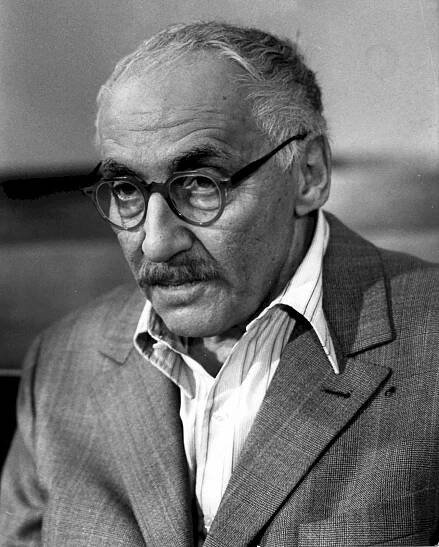 Miloš Kopecký: *22.8.1922 – †16.2.1996, český herec