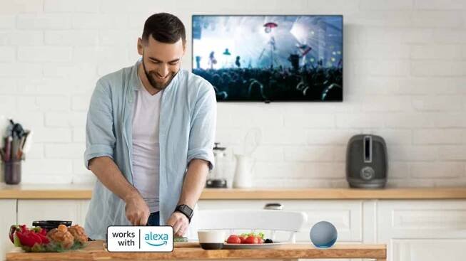 Muž krájí jídlo, v pozadí LED televize Panasonic TX-50MX600E_04