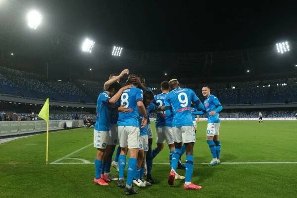 Neapol rozstřílela Udine a má blíž k Lize mistrů než Juventus