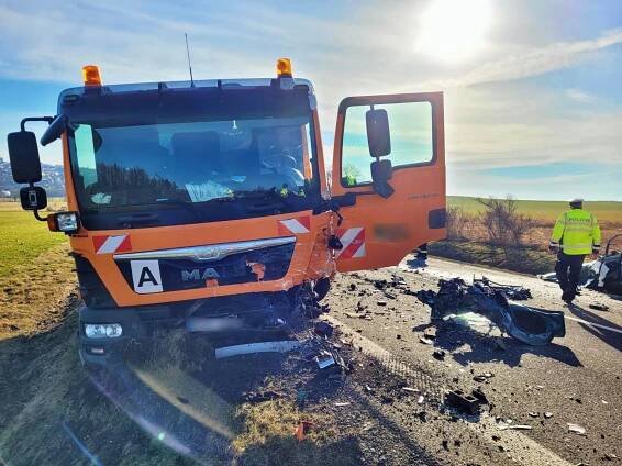 Tragická nehoda u Horního Benešova. 36letý řidič vjel do protisměru před náklaďák, nepřežil!