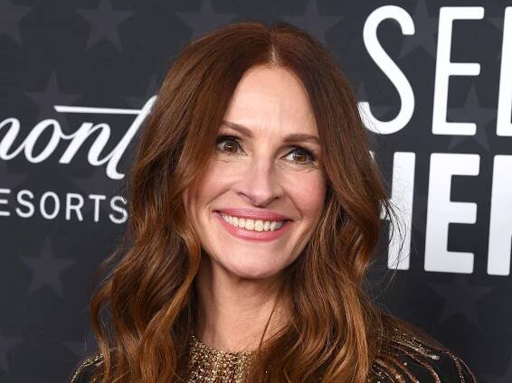 Julia Roberts’s New Blunt Bangs Are a Dramatic Spring Refresh