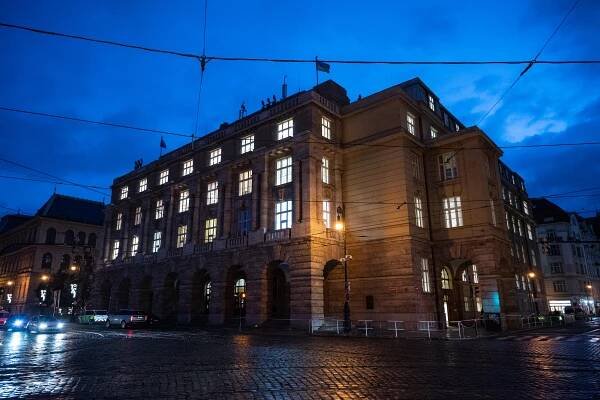 Děkanka: Filozofická fakulta uvažuje o zavedení rozhlasu v hlavní budově. Motivací je bezpečnost