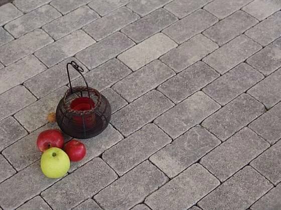 Populární dlažba s rumplovaným povrchem
