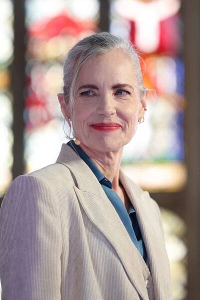 Headhsot Of Elizabeth McGovern