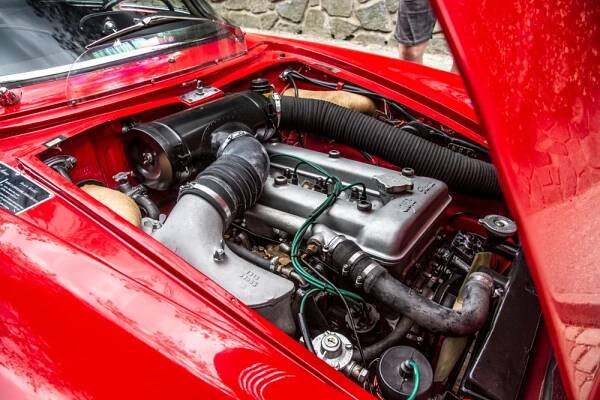 Dvouvačkový čtyřválec se poprvé objevil v roce 1954 právě v řadě Giulietta. Mimořádně povedený agregát se v různých kubaturách vyráběl až do 90. let
