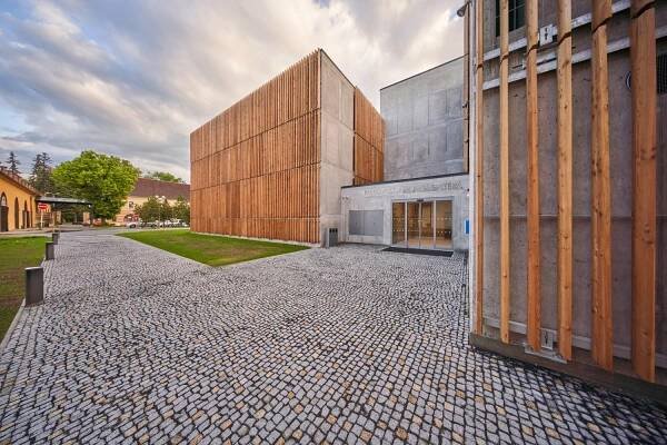 V areálu bývalých kasáren Hradce Králové vznikl parkovací dům s dřevěným pláštěm od studia architekti chmelík & partneři