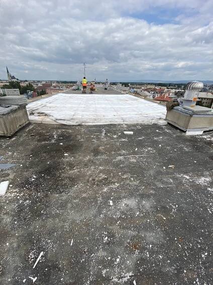 Roofman - Střechy a stavby na klíč| Rekonstrukce ploché střechy BD Olomouc, nové balkony Alumistr