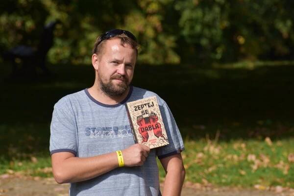 Příběh románu zasadil do Ústí. Krutý estébák v něm potká ďábla, svět skončí