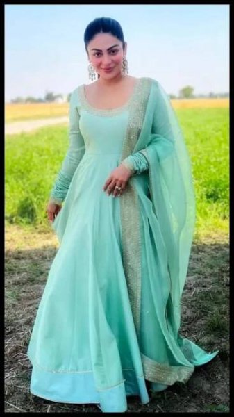 Neeru Bajwa's ethnic looks that will make you fall in love with her, AGAIN