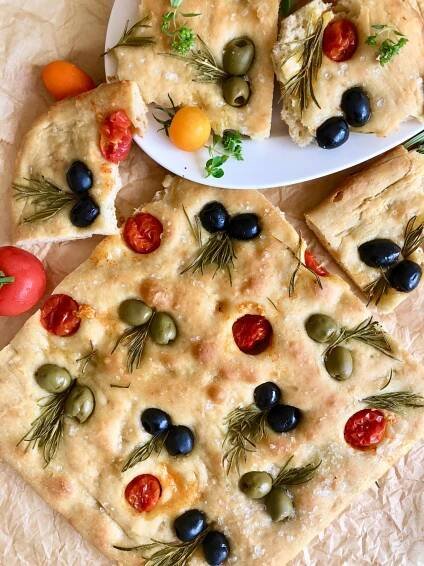Focaccia s rozmarínom, olivami a cherry - Kitchen Love