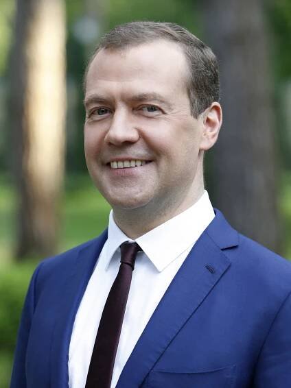 Dmitrij Anatoljevič Medveděv (* 14.9.1965 Leningrad) je ruský politik a podnikatel. Od ledna 2020 působí jako místopředseda Rady bezpečnosti Ruské federace. Od dubna 2012 je předsedou vládní strany Jednotné Rusko. Dříve zastával mezi lety 2012 až 2020 post předsedy vlády Ruské federace a v letech 2008-2012 působil ve funkci prezidenta. V letech 2000-2001 a 2002-2008 byl předseda představenstva Gazprom. Roku 2000 byl vedoucím volebního štábu a prez. kampaně V. Putina. ▬ Medveděv byl zvolen prezidentem v roce 2008. Byl považován za liberálnějšího než jeho předchůdce Vladimir Putin, který byl během Medveděvova prezidentství jmenován premiérem. Primárním cílem bylo snížení závislosti ekonomiky na exportu ropy a zemního plynu. Během Medveděvova funkčního období byla Ruskem a Spojenými státy podepsána smlouva o snížení počtu jaderných zbraní START, Rusko zvítězilo v rusko-gruzínské válce a zotavilo se z Velké recese. Medveděv také zahájil protikorupční kampaň, přestože byl později sám obviněn z korupce.