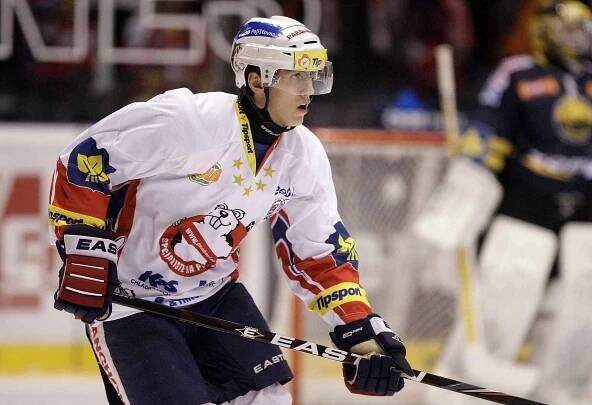 Hokejové utkání Tisport extraligy v ledním hokeji mezi HC ČSOB Pojišťona (v bílém) a HC Verva Litvínov (v černém) v parubické ČEZ Areně.
