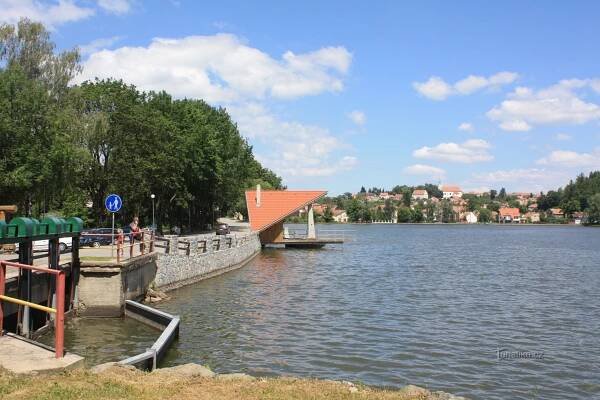 Pohled na rybník Olšovec od hráze