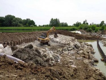 Povodí Moravy provádí opravy balvanitého skluzu u Lanžhota