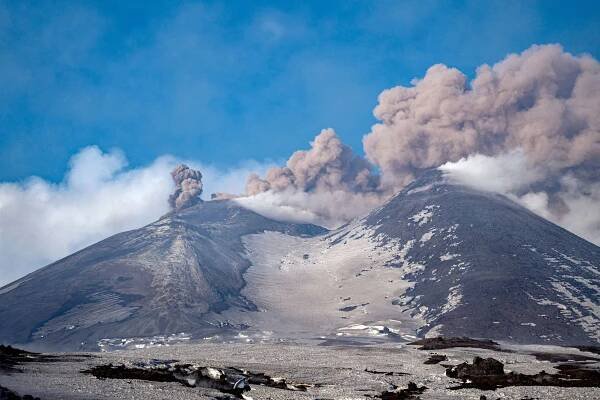 Obrazem: Etna předvedla přírodní divadlo. Žhavá láva tančí na sněhu