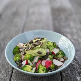 Salát s brokolicí, ředkvičkami a avokádovým krémem