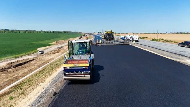 Už se to blíží. Na dálnici kolem Vysokého Mýta se čile asfaltuje. Podívejte se
