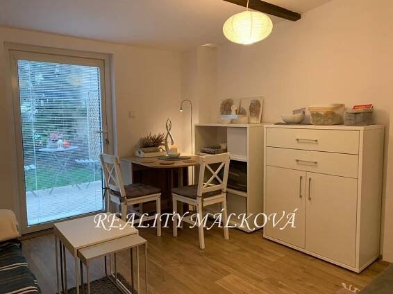 Pronájem garsonky, 23 m2 + předzahrádka, Hradec Králové, Pražské Předměstí, Nerudova ulice | Úvod