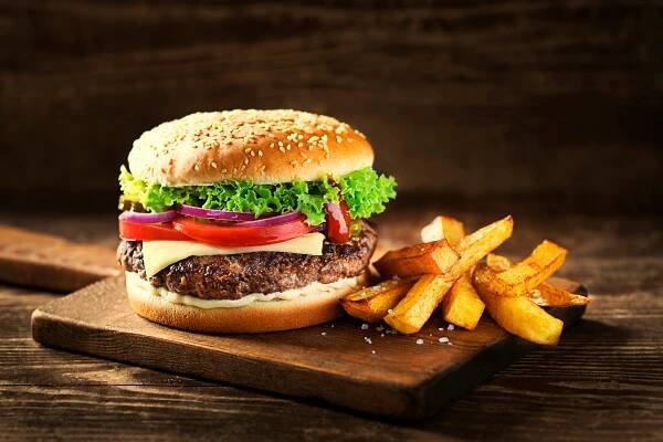hamburger se sýrem a hranolky - cheeseburger - stock snímky, obrázky a fotky