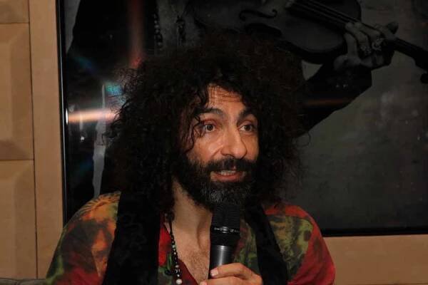 Hudba mu zachránila život. Houslový virtuóz Ara Malikian vystoupí poprvé v Praze