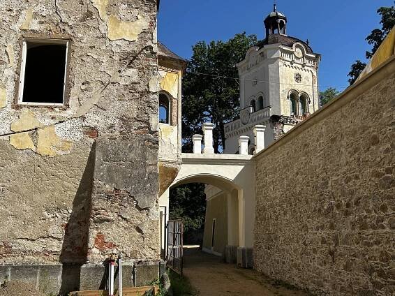 Bystřický zámek je pod střechou, plánují se tam svatby, dokončují apartmány