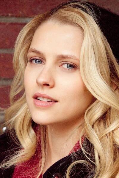 Teresa Palmer isLucy Webb