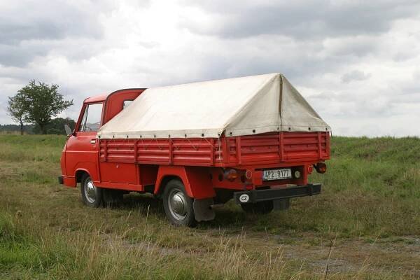 Legendární Škoda 1203 jako valník: Můžete v ní přespat, uveze až tunu nákladu a původně se nesměla prodávat soukromníkům. Má i dnes nějaké plusy?