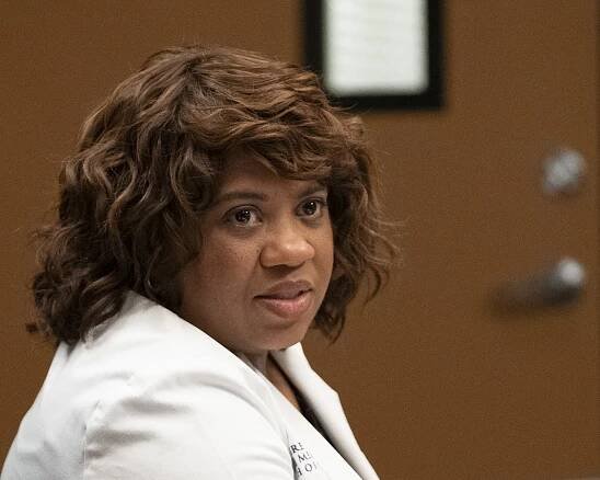 Chirurgové - Přitahována krví - Z filmu - Chandra Wilson