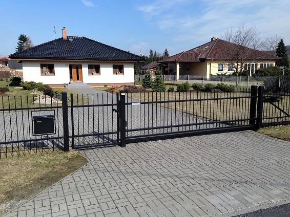Kované oplocení s posuvnou bránou a brankou, vzor AW.10.05