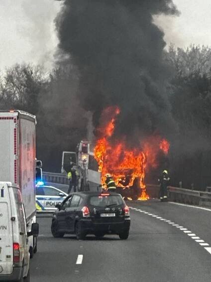 Dálnici D5 zablokoval požár autobusu. Dopravu brzdila dlouhá kolona