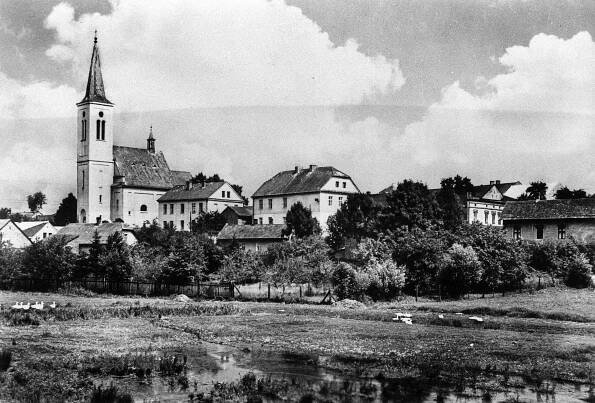 Dolní Benešov, panorama města od jihozápadu; 50.–60. léta 20. století (sbírka Jiřího Fiedlera).