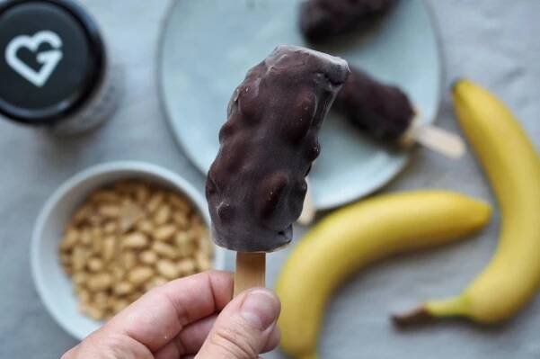 Banánové snickers nanuky (recept) - Goodie.cz