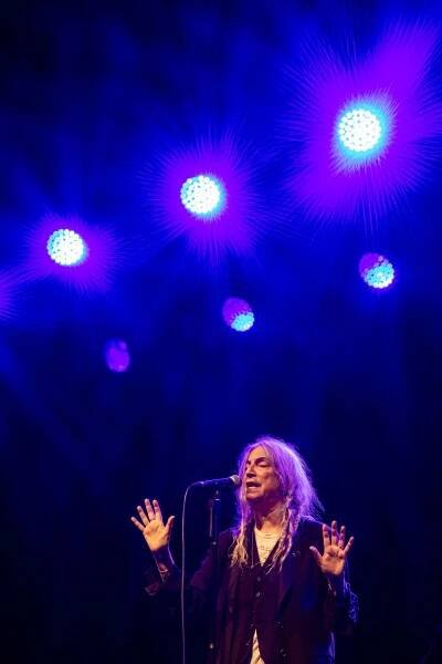 Neobyčejně krásný koncert. Patti Smith četla poezii, vzpomněla na Deppa i Krále