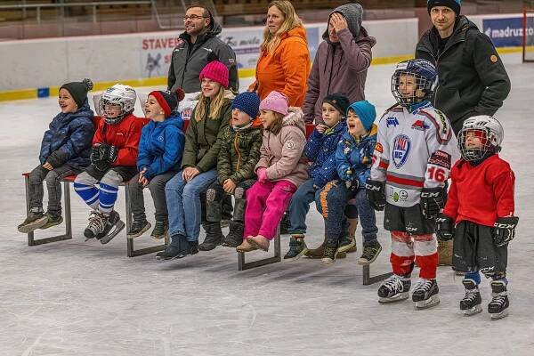 FOTO, VIDEO: Děti si hokejový den na zimáku v Klatovech užily, podívejte se