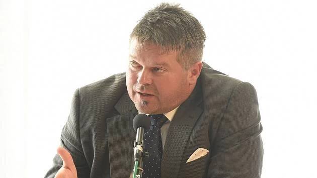 Zastupitel Herman se musí omluvit hejtmance za to, že ji spojil s Dozimetrem