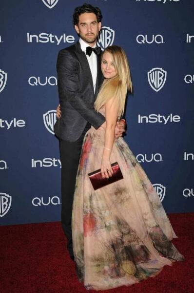 Kaley Cuoco and Ryan Sweeting in formalwear posing together