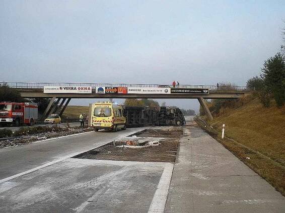 Dálnici D1 zablokoval převrácený kamion