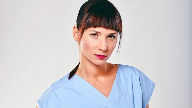 Doktor Cvach v sukních: Sandra Nováková hraje v seriálu protekční mrchu. A partner ji režíruje