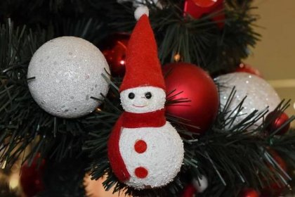 Bezplatný obrázek: vánoční strom, svátek, výzdoba interiéru, ornament, sněhulák, oslava, dekorace, vánoční, design interiéru, svítí