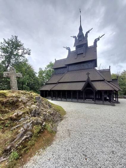 Norsko: den 15. (17.8. 2024) – průchozí vodopád Steinsdalsfossen a Bergen – Dobrodružství rodiny Němcovy