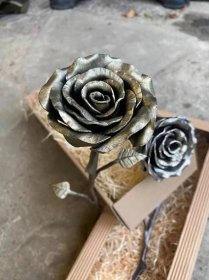 Kovaná růže v dárkové krabičce s průhledem
