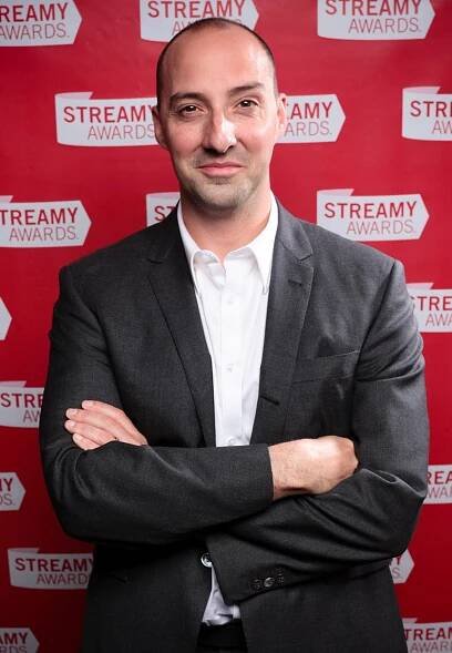 Soubor:Tony Hale at the 2010 Streamy Awards (cropped).jpg – Wikipedie