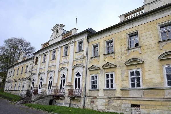 Prodej zámku Hluboš se dostal k soudu, mezitím památka dál chátrá