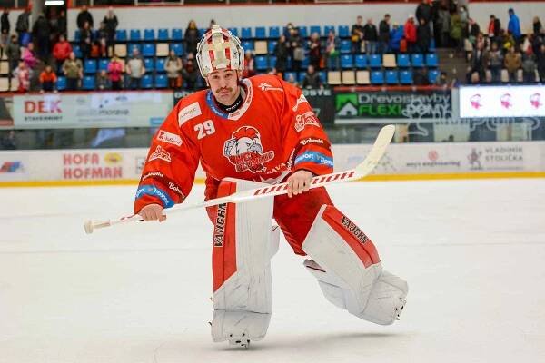 Hokejisté Olomouce (v červeném) porazili Kladno. Jan Lukáš