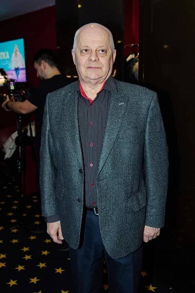 FOTO: Bohumil Klepl přišel sám na premiéru filmu Matka v trapu. Dlouho ale sám nezůstal, po chvilce byl v obklopení žen. – stránka 50