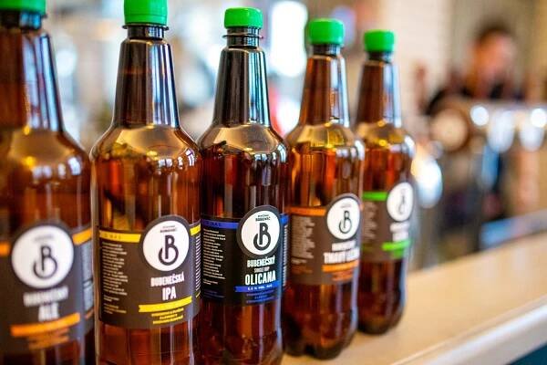 Vrátil se zájem o pivo? Pivovary doufají ve standardní rok a musely zdražovat