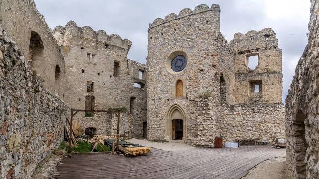 Hrad Beckov – neprehliadnuteľná zrúcanina na Považí