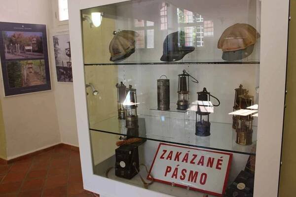 Výstava Pobočky se představují v přízemí sokolovského zámku přibližuje Důl Jeroným, štolu č.1 v Jáchymově a Hornické muzeum Krásno.