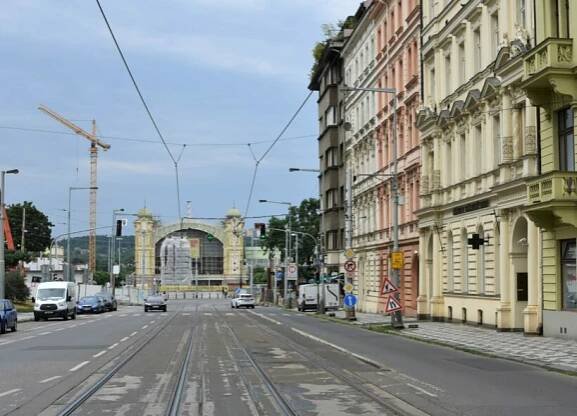 Holešovická ulice Dukelských hrdinů bude od pondělí 31. července pro dopravu uzavřena.