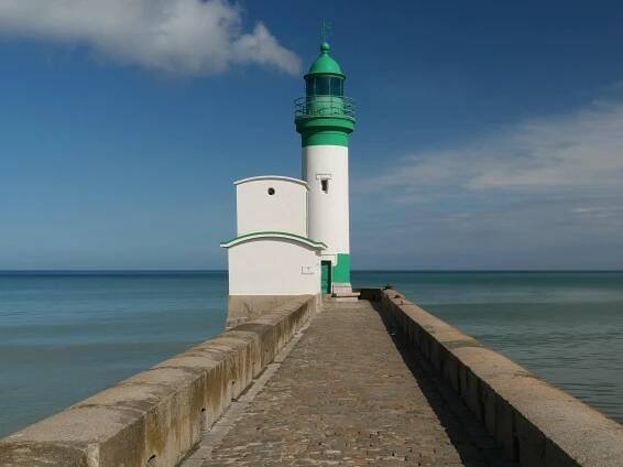 bezplatná Klidný výhled na maják na pobřeží Normandie, ideální pro snímky poklidného útěku. Základová fotografie